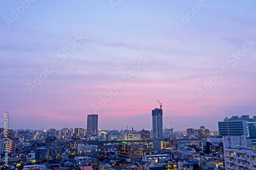 紫色の空と街 © Hisaya 