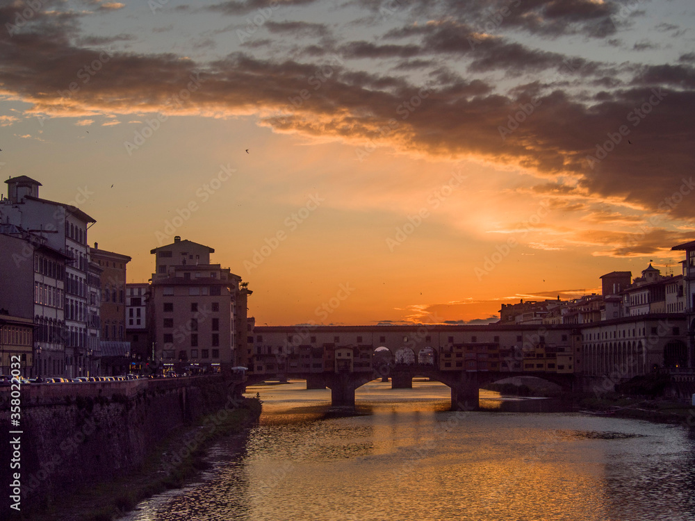 Italia,Toscana, Firenze. Il Ponte Vecchio e fiume Arno al tramonto.