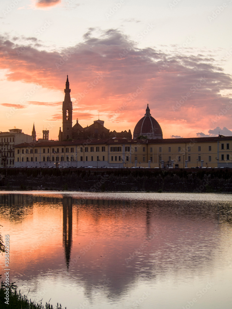 Naklejka premium Italia,Toscana, Firenze. veduta della città e fiume Arno al tramonto.