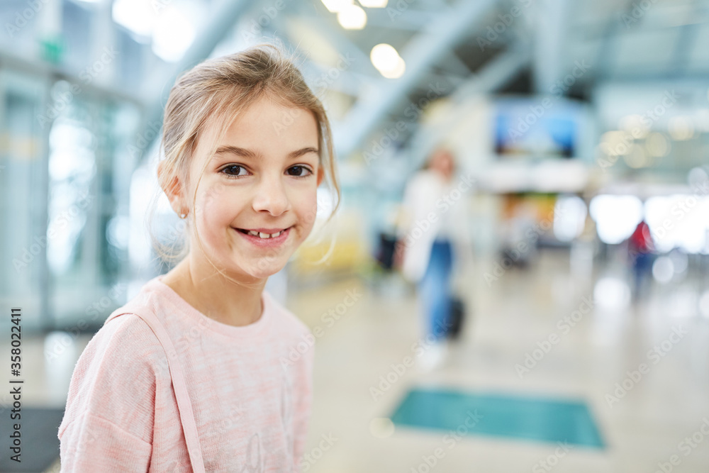 Fototapeta premium Glückliches Mädchen im Flughafen Terminal