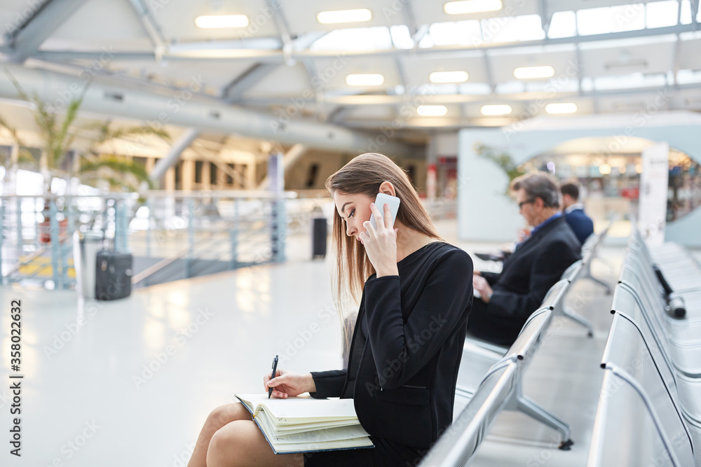 Geschäftsfrau mit Handy bei der Terminplanung Geschäftsfrau mit Handy bei der Terminplanung