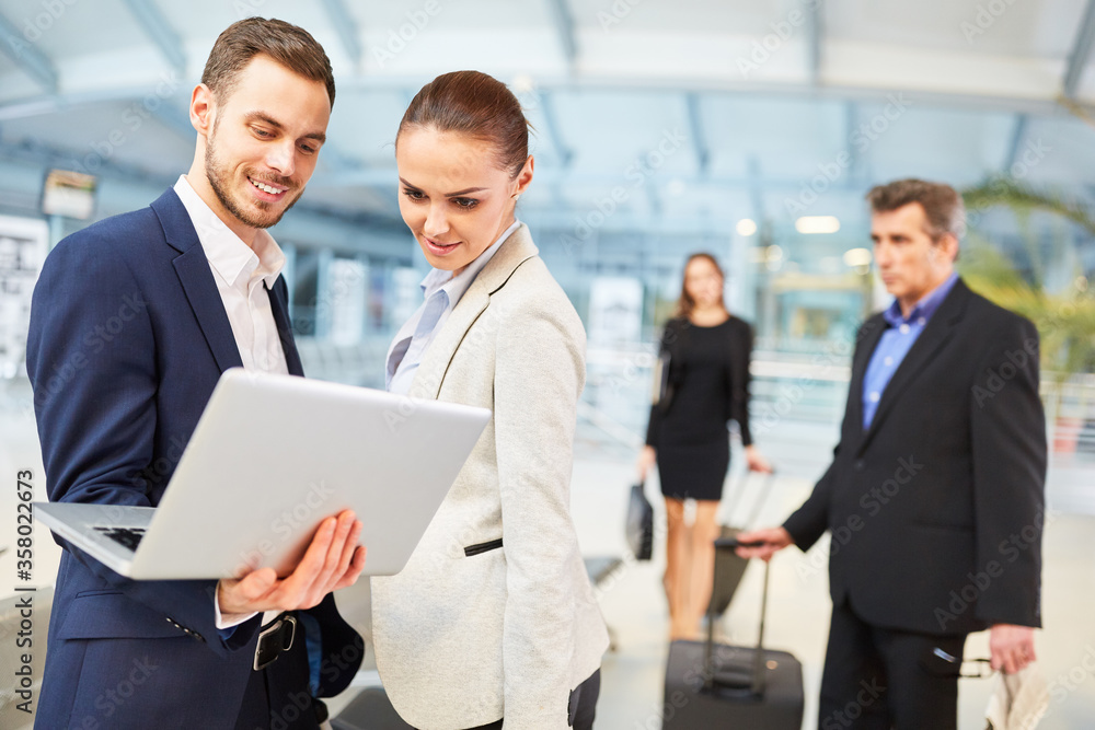 Geschäftsleute im Flughafen mit Laptop lesen News Geschäftsleute im Flughafen mit Laptop lesen News