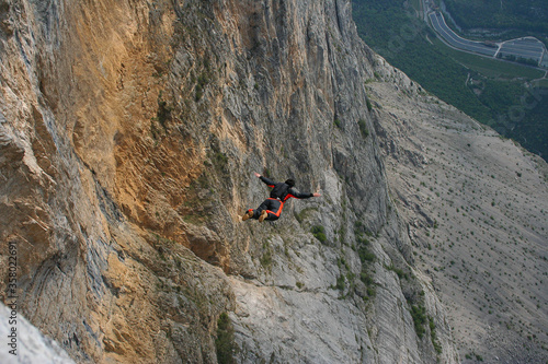 Basejumping in Dro Italy, Basejumper