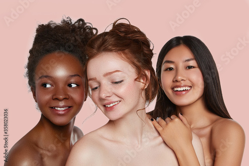 Obraz na płótnie The real beauty exists in every corner of the world and is presented by women of all races