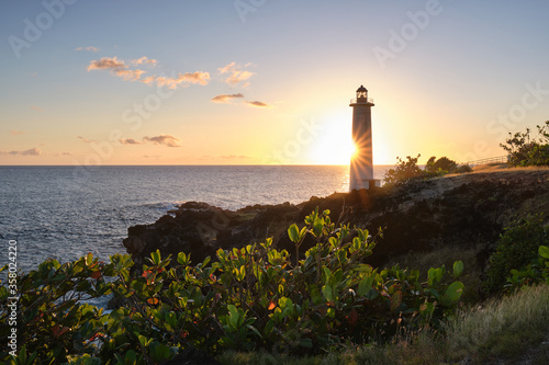 Coucher de soleil sur le phare de la pointe de Vieux Fort, au sud de Basse Terre - Guadeloupe - France 