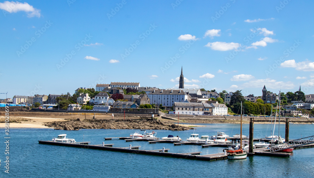 Douarnenez. Vue du port de Tréboul et du front de mer. Finistère. Bretagne	