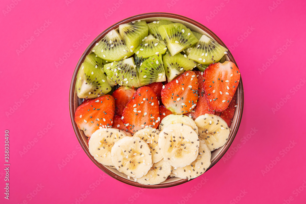 Φωτογραφία closeup of fresh tasty fruit salad with chia and sesame seeds