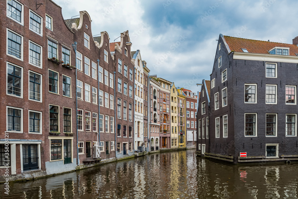 Prächtige Häuser am Kanal in Amsterdam