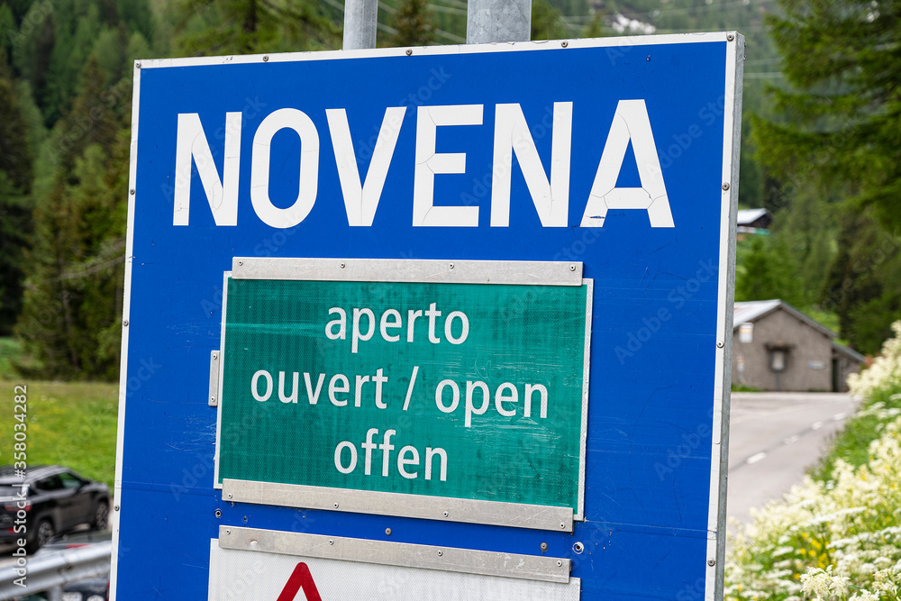 Verkehrsschild am Nufenenpass, Kt. Tessin, Schweiz Verkehrsschild am Nufenenpass, Kt. Tessin, Schweiz
