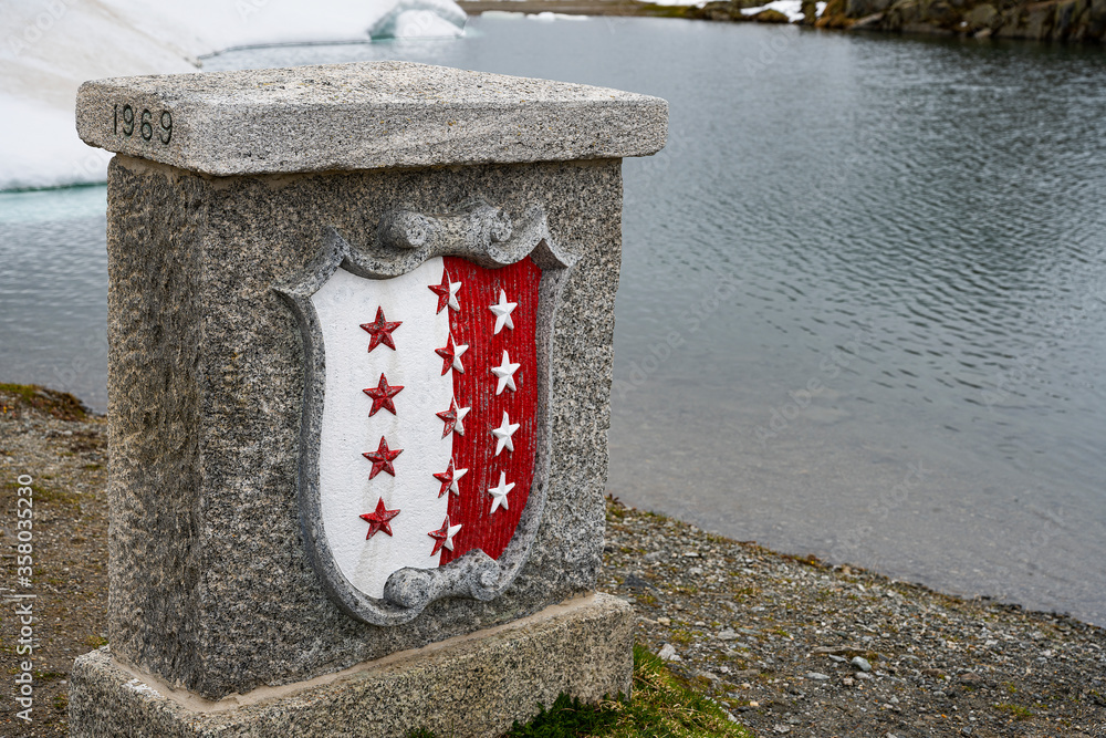 walliser-wappen-auf-dem-nufenenpass-wallis-schweiz-stock-foto-adobe