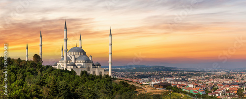 Obraz na płótnie Camlica Mosque in Istanbul, Turkey, sunset view w salonie