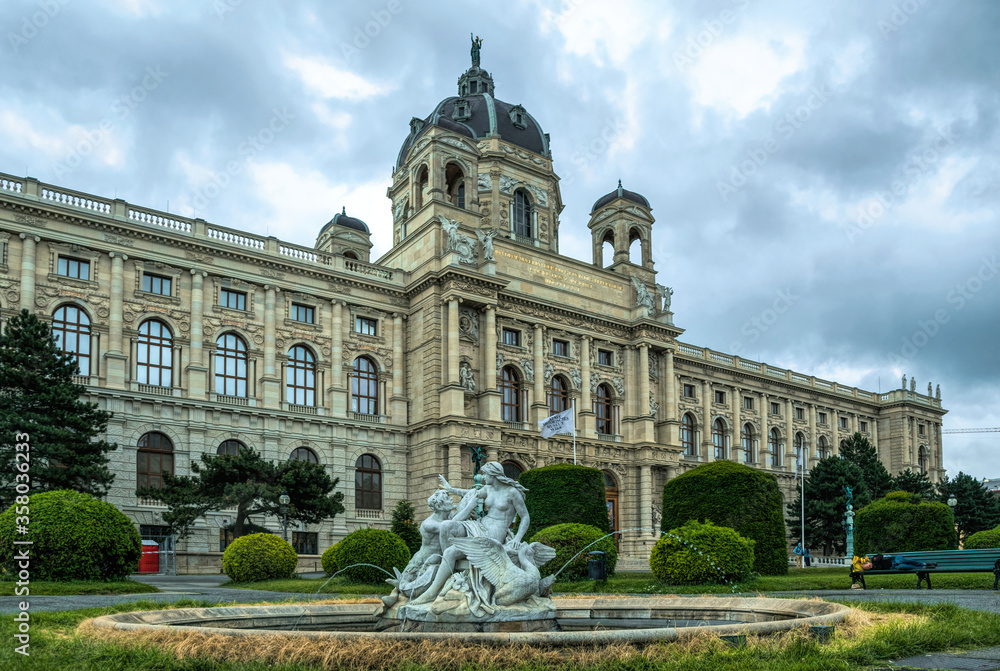 Obraz premium Hoffburg Imperial Palace in Vienna, Austria. Luxurious baroque facade and green summer park