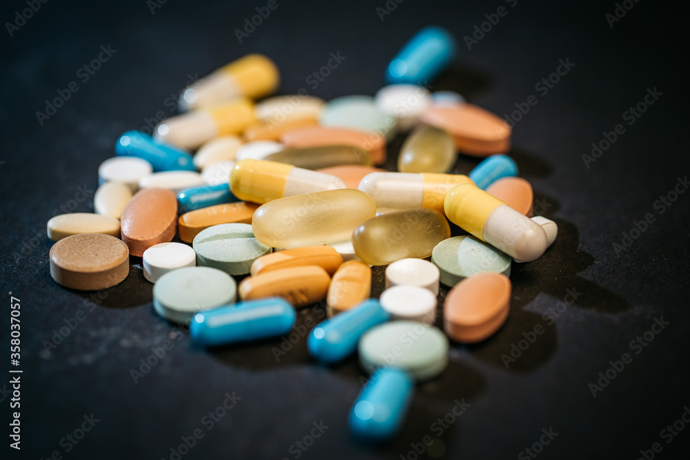 Viele Medikamente bunt für Altmedikamente zur Entsorgung