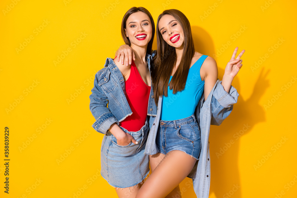 Φωτογραφία Portrait of positive cheerful fellows girls enjoy summertime weekend holiday mak