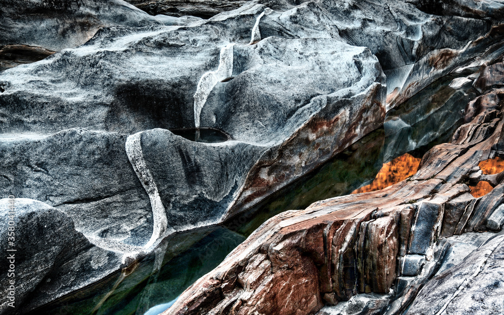 Verzasca mit Steinstruktur in Lavertezzo Verzasca mit Steinstruktur in Lavertezzo