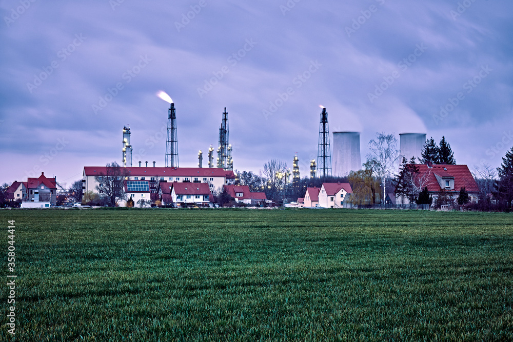 Wohnhäuser stehen am Rande der Total Raffinerie Mitteldeutschland GmbH / Bilfinger Maintenance Nord GmbH in Leuna Ortsteil Spergau.