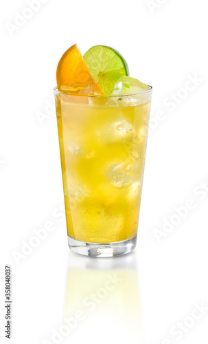 cocktail combinado con lima y naranja. cocktail combined with lime and orange.