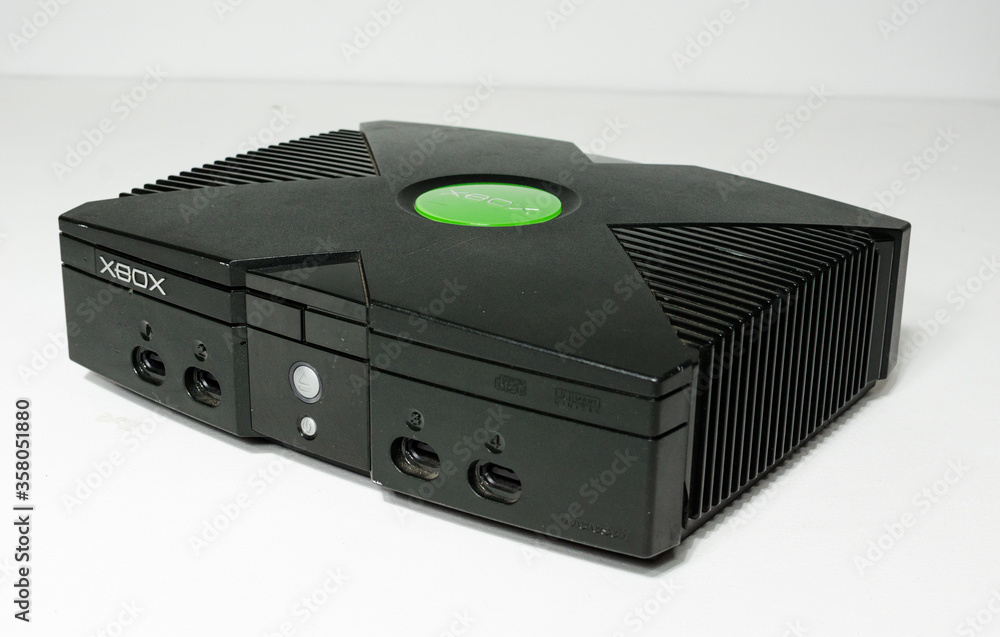 london, england, 05/05/2020 An original old black microsoft xbox console on  a white studio backdrop. Original xbox console hardware for home arcade  video gaming. foto de Stock | Adobe Stock