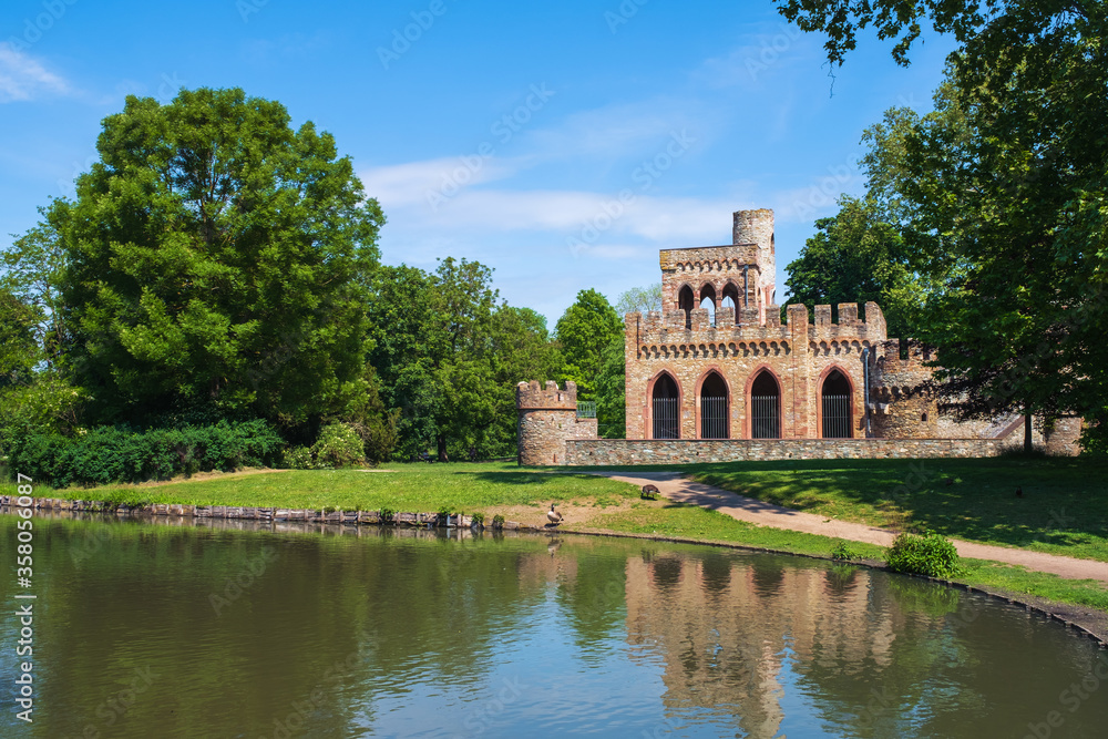 Fototapeta premium Blick auf die Ruine der Moosburg in Wiesbaden/Deutschland
