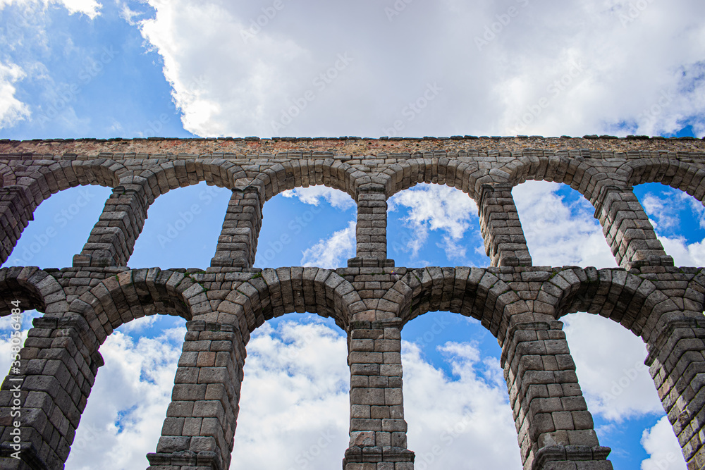 Photo of Segovia aqueduct in Spain during a sunny day Photo of Segovia aqueduct in Spain during a sunny day