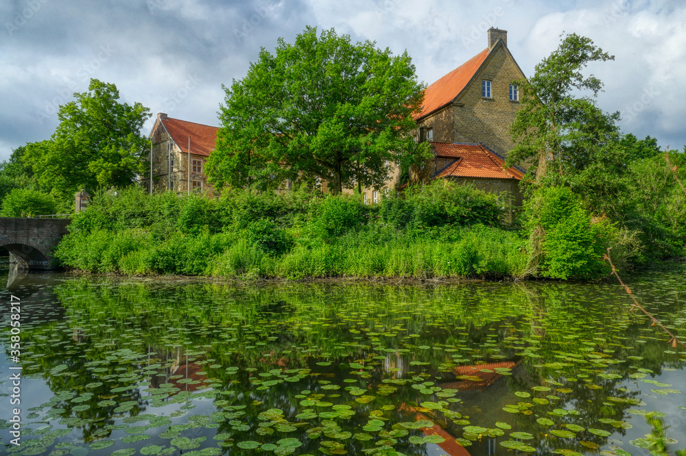 Fototapeta premium Natur und Burg aus der Renaissance-Zeit in Lüdinghausen