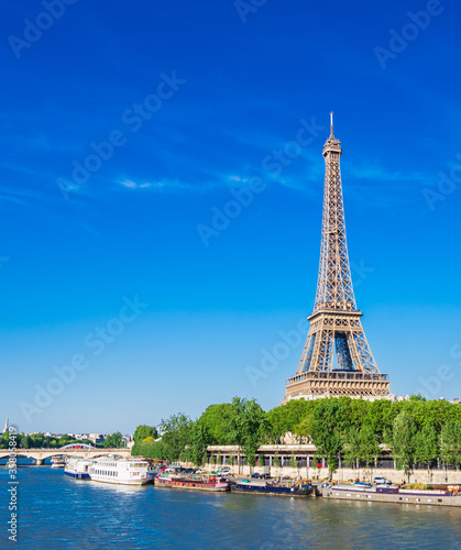 パリ　エッフェル塔　縦位置 © oben901