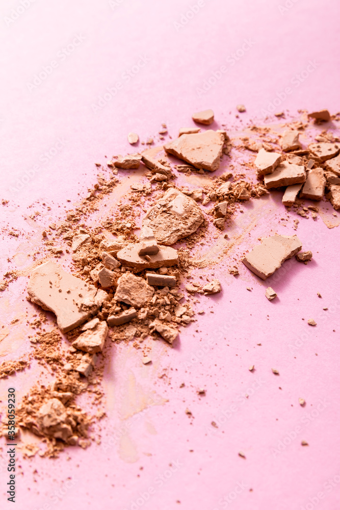 Fototapeta premium beige and crushed face powder on pink