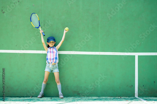 テニスラケットを持った女の子 © hakase420