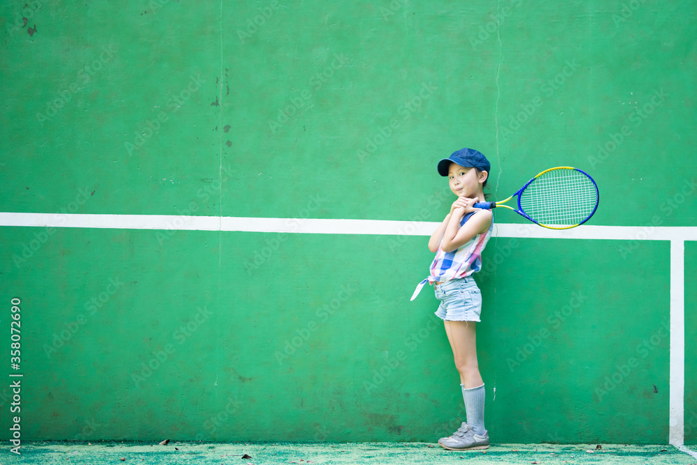 テニスラケットを持った女の子