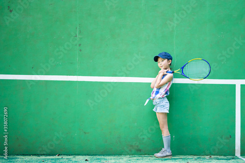 テニスラケットを持った女の子 © hakase420
