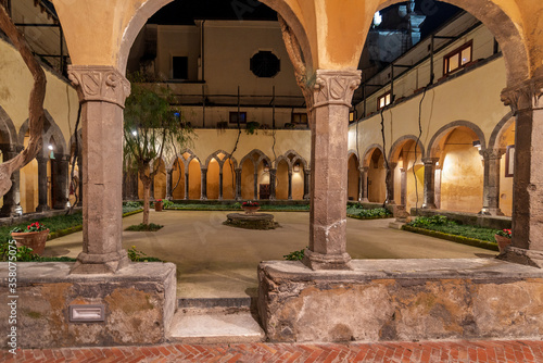 Fotografia The cloister of San Francesco in the historic center of Sorrento dating back to the 14th century, Naples, Italy