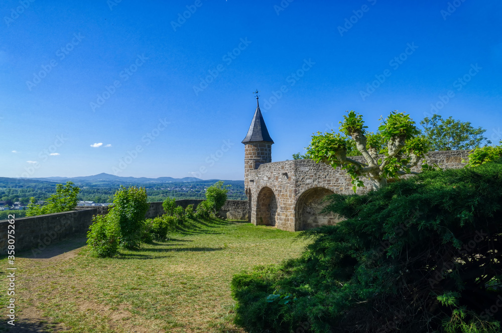 Fototapeta premium Ausblick von einer Burganlage auf dem Abteiberg in Siegburg