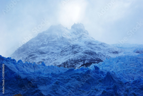 Postal de glaciar con montaña de fondo en Patagonia Argentina