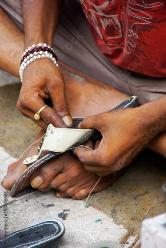 Zapatero artesano en las calles de la India
