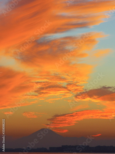 ドラマチックな夕焼けと富士山のシルエット