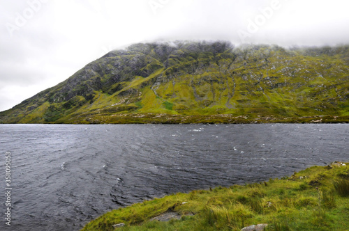 Route c  ti  re le long des lacs et des fjord du Connemara pluvieux en Irlande.
