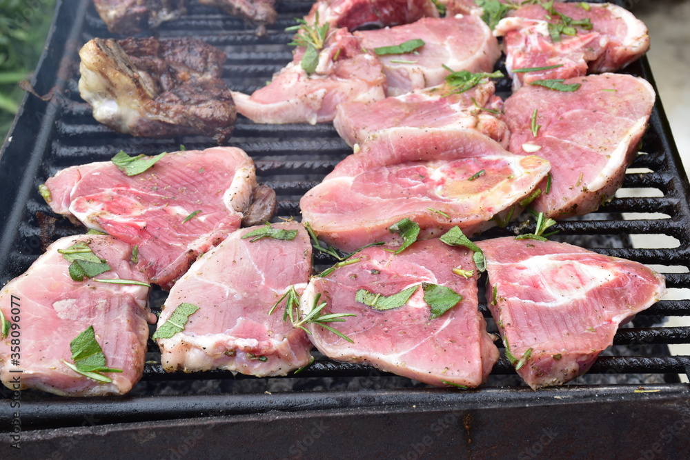 bistecche di carne di maiale sulla griglia del barbecue.
