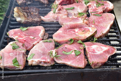 Obraz na płótnie bistecche di carne di maiale sulla griglia del barbecue. w salonie