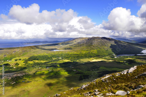 Magnifique vue panoramique sur la côte, les collines et les vals environnant dans le parc national du Connemara en Irlande.   photo