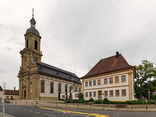 St. Mauritiuskirche und altes Pfarrhaus in Wiesentheid in Unterfranken, Bayern, Deutschland