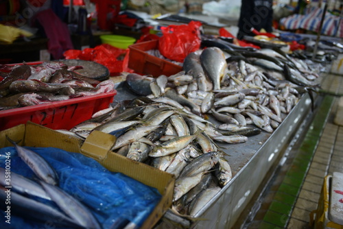 due to the detection of neoconaviruses in salmon at the Xinfadi market. All farmers' market vendors began cleaning up discarded seafood products.