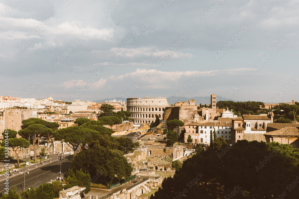 Obraz premium Panoramic view of city Rome with Roman forum and Colosseum from Vittoriano