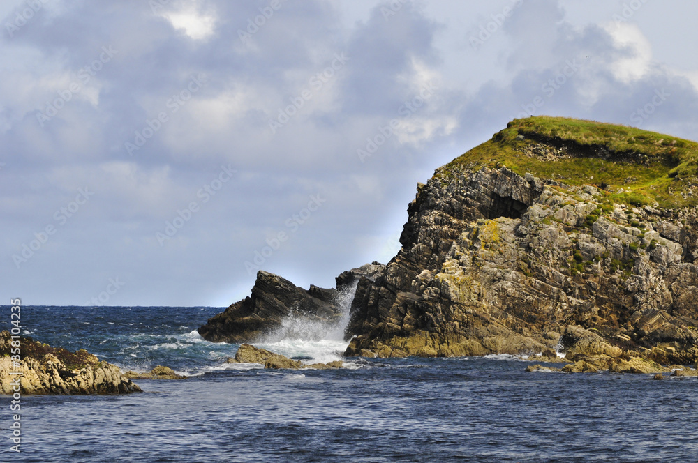 Vue sur les vagues s'écrasant sur les rochers et les falaises du nord-ouest irlandais.