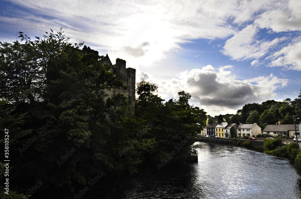 Vue sur un fleuve, un château et un village au nord de l'Irlande.