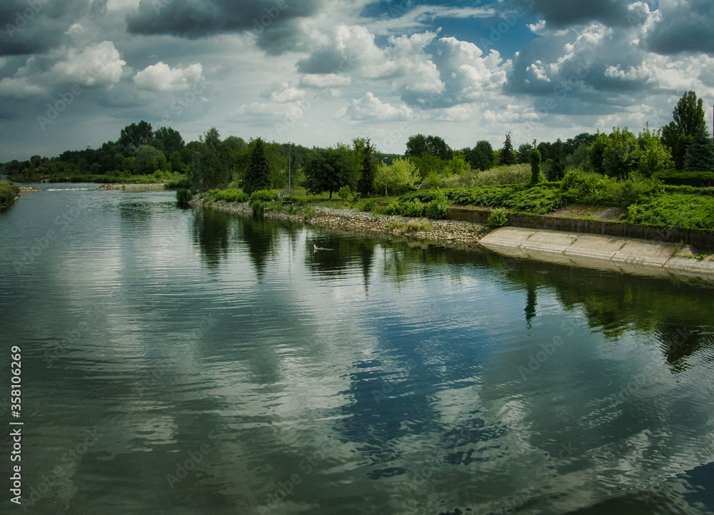 Pochmurny dzień nad rzeką. Rzeka Warta, Polska. 