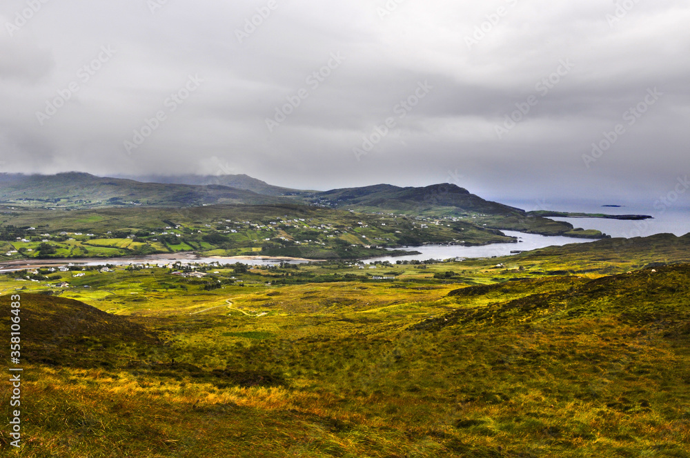 vue panoramique sur le delta d'un fleuve, les collines, les champs et les villages au nord de l'Irlande.