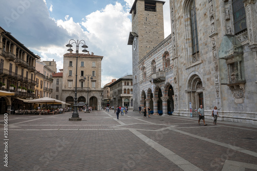 Walking on narrow street in Como city with historic buildings and shops © TravelFlow