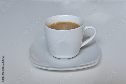 Nahaufnahme einer Tasse Espresso auf weißem Grund