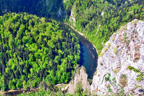 Foto Breathtaking view on Dunajec river gorge from the top of Sokolica peak in Pienin