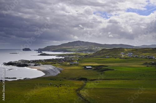 Beau paysage du littoral irlandais avec vue panoramique sur les plages, les montagnes, les falaises, des chemins de randonnée, le ciel et les nuages.